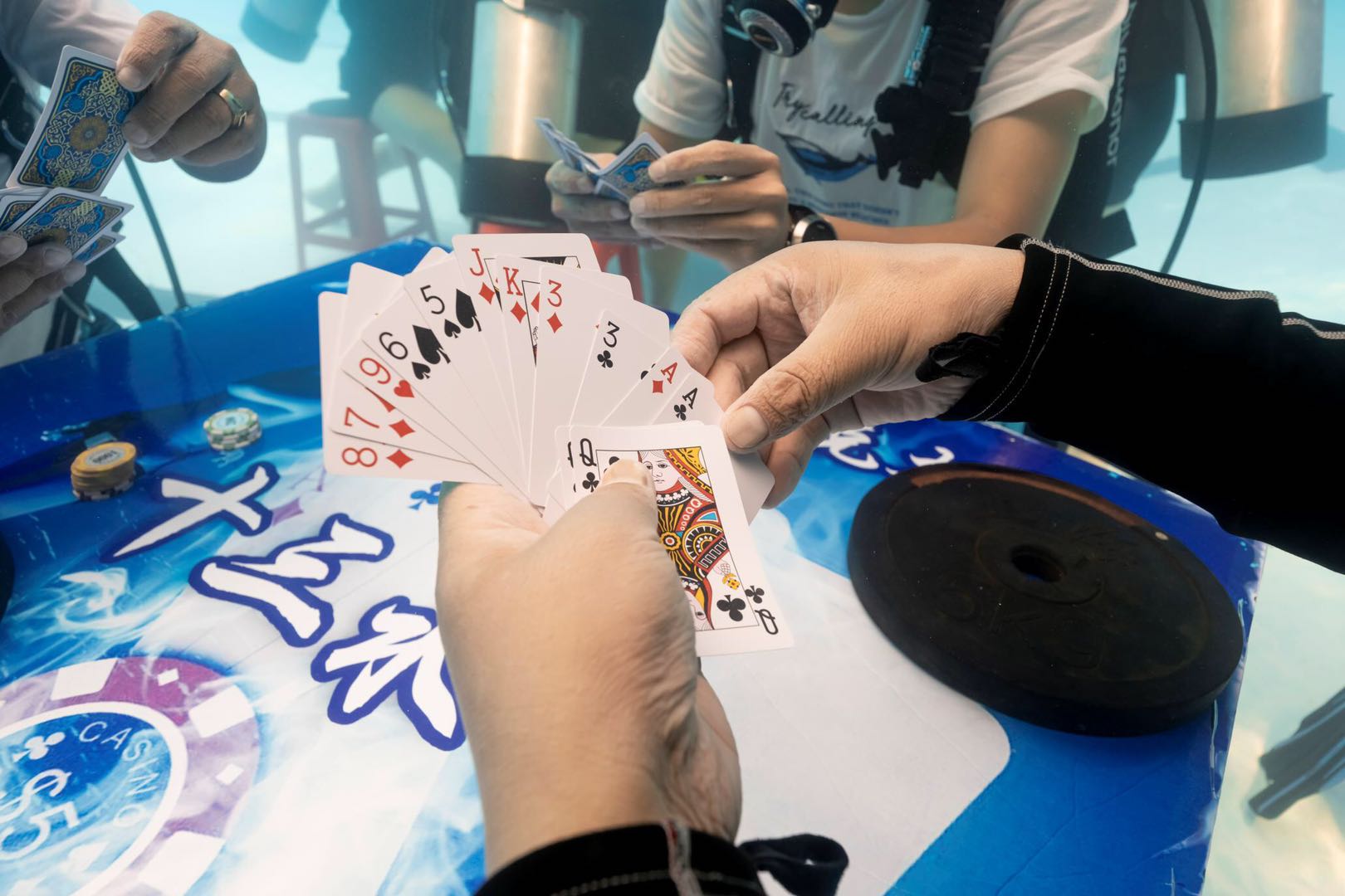 新鲜福州市民潜水玩扑克