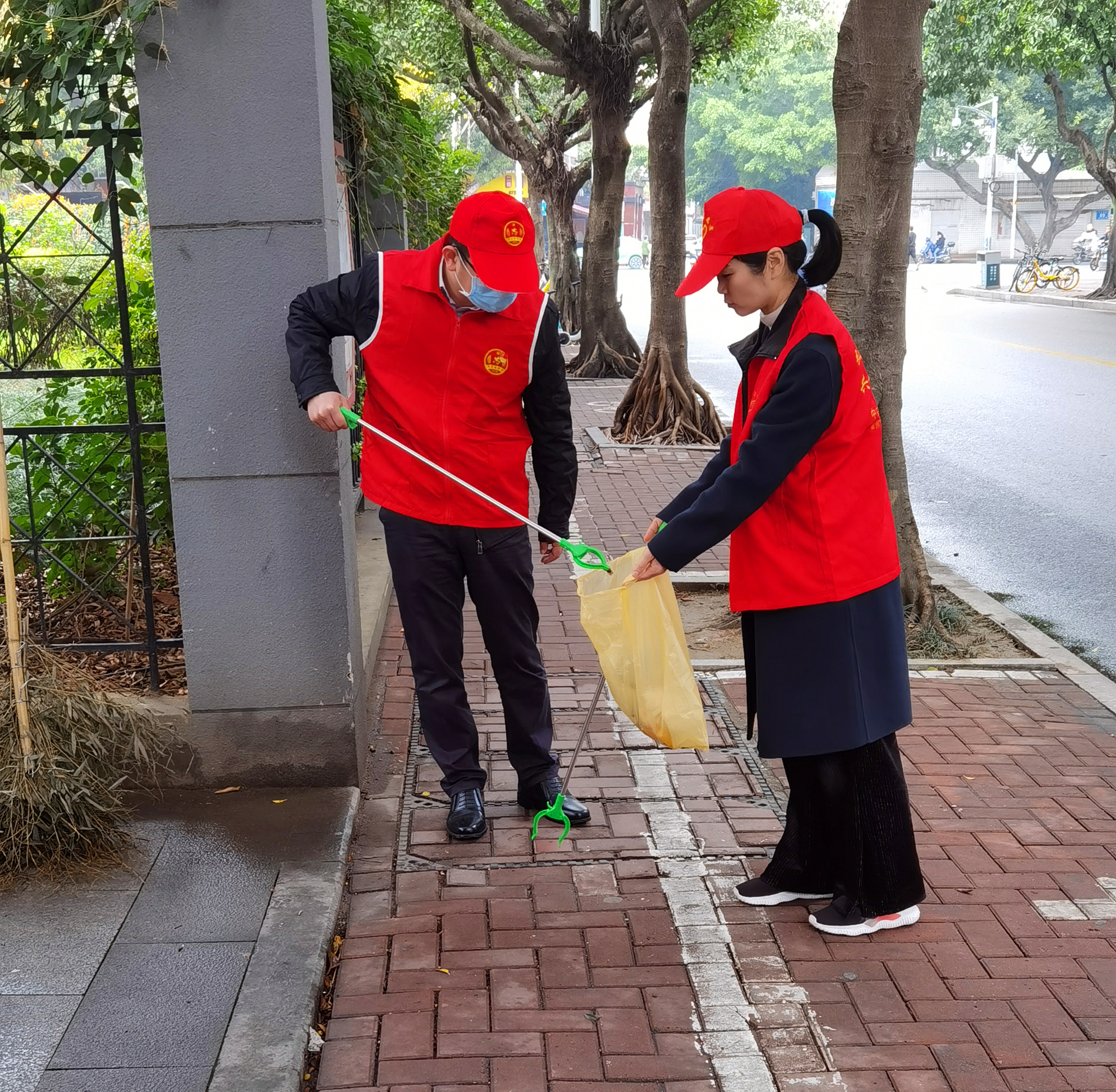 开展学雷锋树新风志愿服务活动