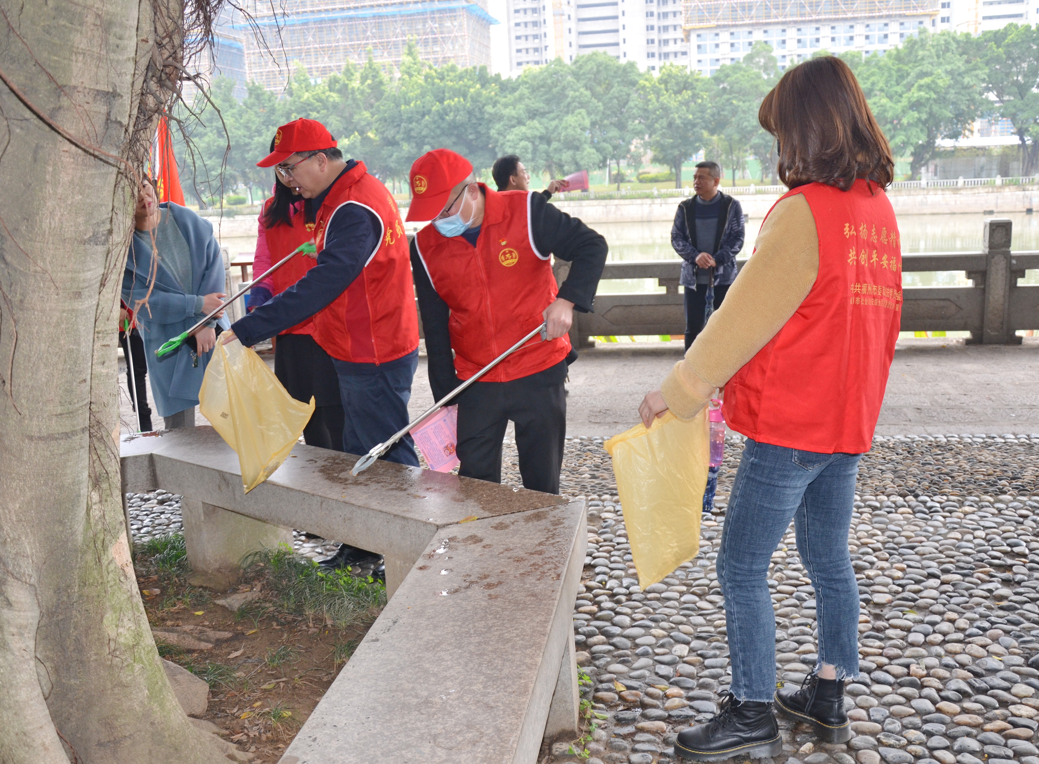 开展学雷锋树新风志愿服务活动